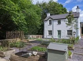 Riverside cottage walking distance into Caernarfon