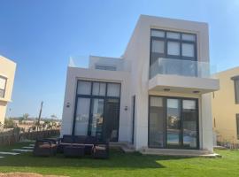 Tawila, 4 Bedroom Villa, Brand new, directly on a lagoon, hotel v mestu Hurghada