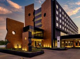 Essentia Luxury Hotel Indore، فندق في إندوري