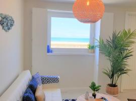 The Shore @ Atlantic Beach - Waterfront Beach House, Tiny Pool, Terrasse – hotel w mieście Espinho