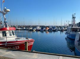 Holiday house near forrest, harbor and beach, hotel u gradu 'Vedbæk'