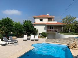 Beautiful detached villa with private pool, Fibre Wi-fi, garden, games room & BBQ, hotel u gradu Terras de Bouro