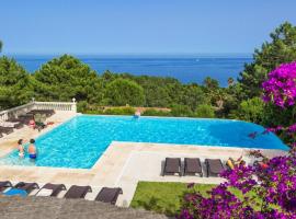 Res Mare e Monte, Solenzara, Bungalow with terrace, hótel í Favone