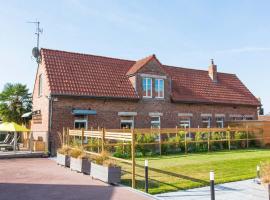 Gîtes de La Vesée, hotel with pools in La Chapelle dʼArmentières