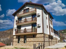 Family Hotel LILIUM, hotell i Kirkovo