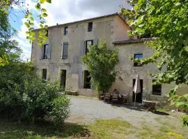 Maison de Famille, grand jardin et piscine fermée