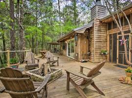 Enchanting Whitney Cabin with Beach and Creek!, hotel v mestu Diamondhead