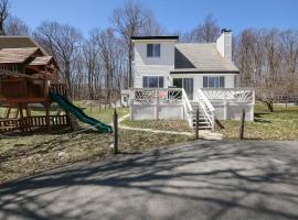 Cozy Poconos Mountain House with 3 bedrooms, seoska kuća u gradu Tobyhanna