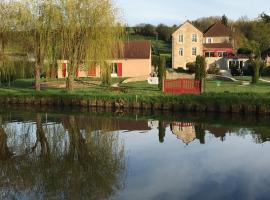 Calme au Canal de Centre, hotel com piscinas em Dennevy