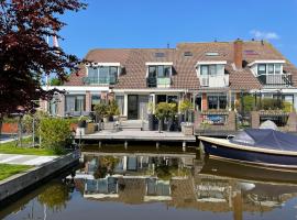 Guesthouse BedNboot met terras aan het water โรงแรมในRijpwetering