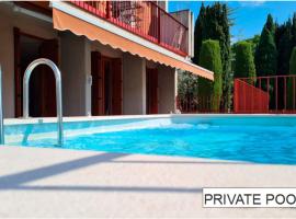 Arcave Luxury Apartment, hotel v Sirmione