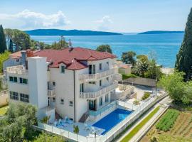 Hotel Riva Kaštela with swimming pool: Kaštela şehrinde bir otel