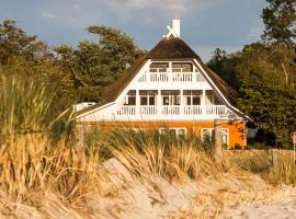 Strandhaus Claassen 02, hotel di Ahrenshoop