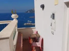 La stanza sul Porto di Amalfi camera piccina piccina con bagno privato e terrazzino vista mare