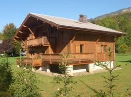 Chalet familial avec salle de jeux, parking et WiFi - FR-1-629-1, Hotel in Samoëns