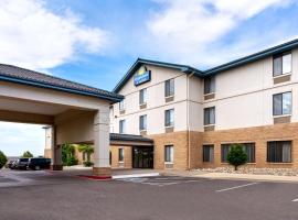 Days Inn & Suites by Wyndham Denver International Airport, מלון בדנוור