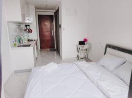 Cozy 1 bedroom studio @skyhouse BSD، فندق في Cilenggang