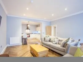 Stylish 2 Bedroom Apartment In Park Circus, West End