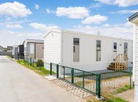 Modern mobile home in Middelkerke with garden, campismo de luxo em Middelkerke