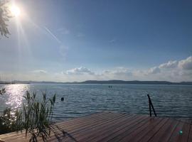 Sunny Private Beach, hotel u gradu Balatonlele