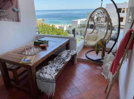 Lovely 2 bedroom with a pool in front of the beach, hotel sa Sesimbra