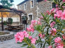 Hôtel du cros d'Auzon, hotel Saint-Maurice-dʼArdèche városában