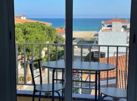 Acogedor estudio en la playa, con vistas al mar, y piscina comunitaria, viešbutis mieste Sant Salvadoras