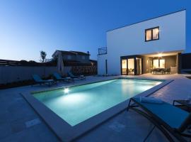 Modern 3-bedroom villa with a private pool, hotel en Pula