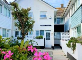 Island View - 3 Bedroom Holiday Cottage - 40m to Porthgwidden Beach - Sleeps 7 - inc FREE Parking, hotel a St Ives