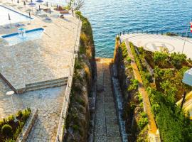 Villa Amos at Aquamarine Residence, hotel di Vlore