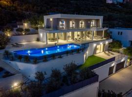 Luxurious Villa ADA; hot tub, sauna, gym, pool, hotel u Omišu