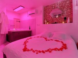 Castelsarrasin में LOVE ROOM avec JACUZZI, जकूज़ी के साथ होटल