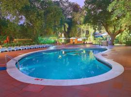 Hotel Clarks Shiraz, ξενοδοχείο στην Agra