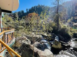 Madpackers Jibhi - Of Streamsides & Waterfalls, hotel in Jibhi