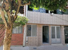 Bienvenido a tu segundo hogar a dos cuadras del centro recreaciónal lagos club comfatolima, hotel u gradu Ibage