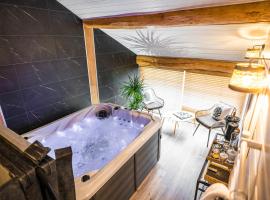 Les Charmes du Lac Gite Romantique avec jacuzzi privatif, hôtel spa à Saint-Cyr