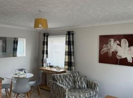 The Cwtch - a self contained one bedroom annex, παραθεριστική κατοικία σε Pwllheli