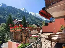 Chamonix Hyper centre . terrasse vue mont blanc . parking