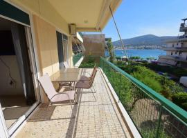 Eclectic Apartment with Stunning Seaview, hotel sa Porto Rafti