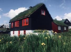 Turf House Cottage - Near Airport, hotel sa Miðvágur