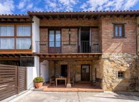 Casa con jardín cerca de la playa El porton, hotell i Miengo