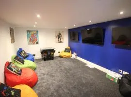 Media Manor - Fully Refurbished in 2022 - Large 6 Bedrooms, 3 Bathrooms plus Media Games Room