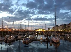 Alojamientos Muelle de Gijón, hotel bajet di Gijón