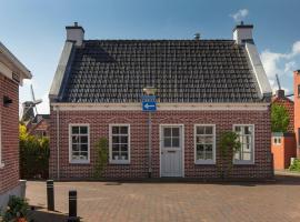 Karakteristiek huis in centrum Winsum met nieuwe badkamer, rumah liburan di Winsum