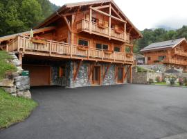 CHALET INDIVIDUEL TRES ENSOLEILLE AU CALME VUE IMPRENABLE, chalé em Saint-Étienne-de-Tinée