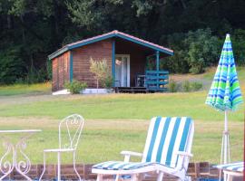 Chalet confortable aux Tourettes avec piscine partagee, hotel u gradu 'Les Tourrettes'