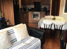 Centre of Dingle Town - Luxury Holiday Apartment, itsepalvelumajoitus kohteessa Dingle