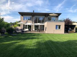 Villa spacieuse entre Fribourg et Morat, Golf de Wallenried, sumarhús í Wallenried