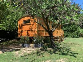 LA MAGNANERIE, glamping site sa Grillon