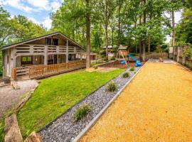 Spacious chalet with sauna and bubble bath、バルヴォーのホテル